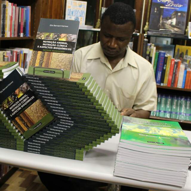 Elis Bernard Kamwa (Camarões)